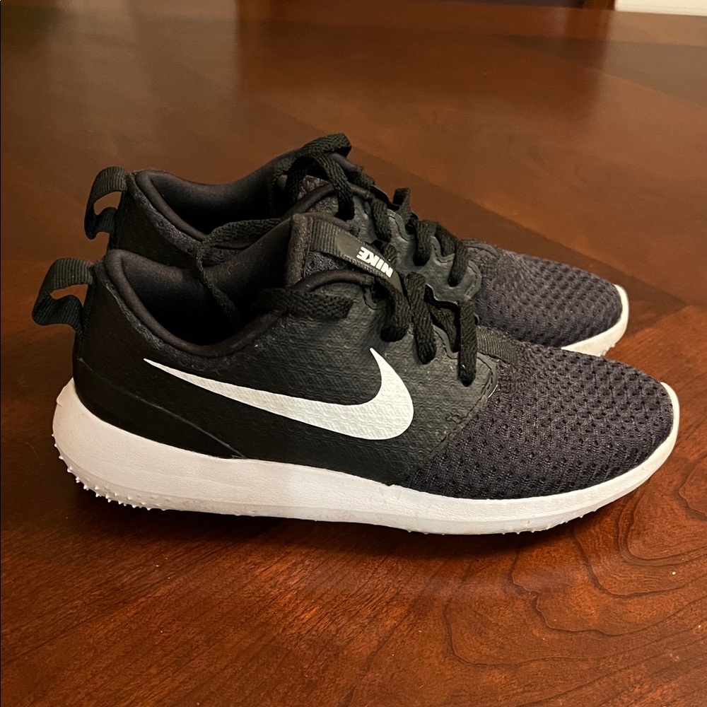 Nike Roshe Kids Black Golf Sneakers - Picture 3 of 5